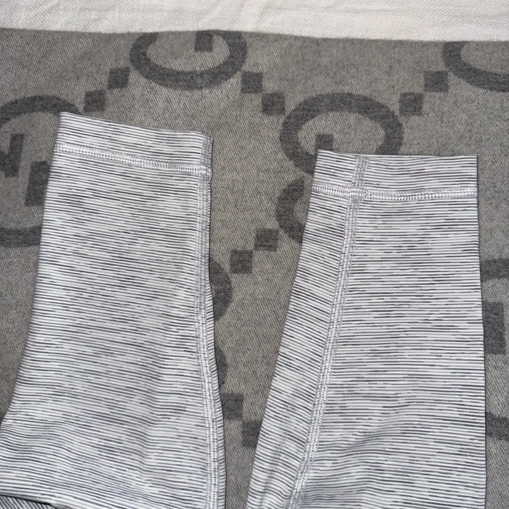 Lululemon Wunder Under Luxtreme 28, size 6 - Picture 10 of 13